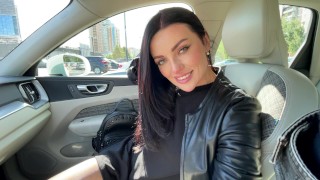 Ładna brunetka ssie fiuta w aucie Woor pl Sex Filmy po Polsku